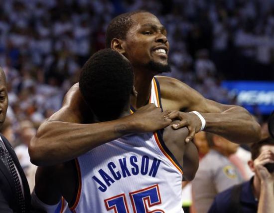 贺希宁半场表现出色，独得14分5板3助1断（贺希宁半场爆发：14分5篮板3助攻1抢断）