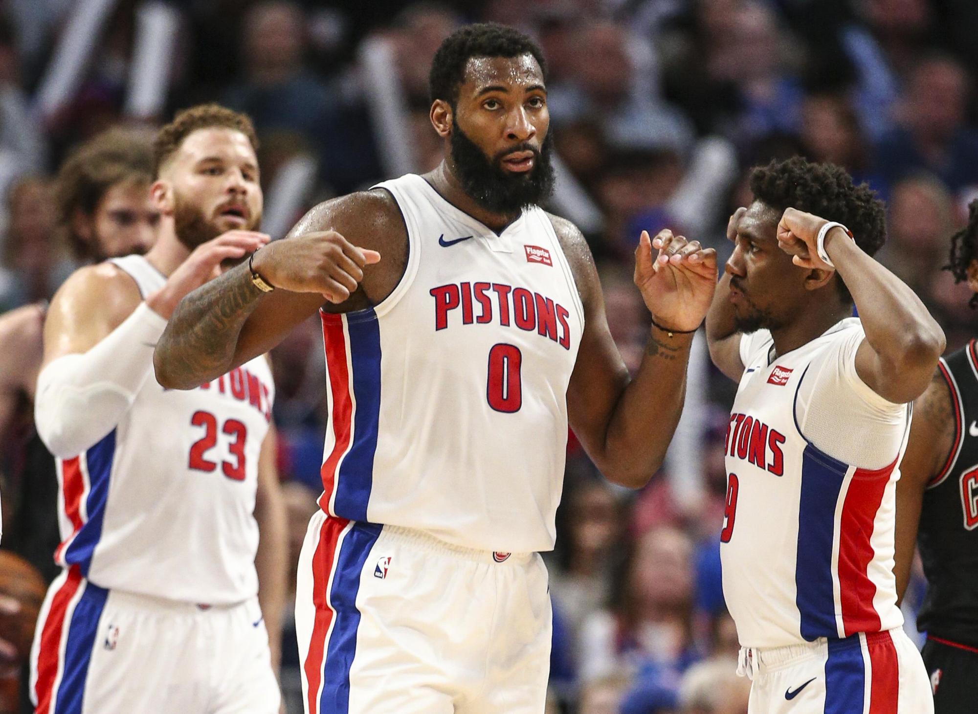 女生打高尔夫打中野鸭，鸭在湖中走，高尔夫从天上来（女子打高尔夫误中野鸭，鸭子湖中漫步，球从天而降）