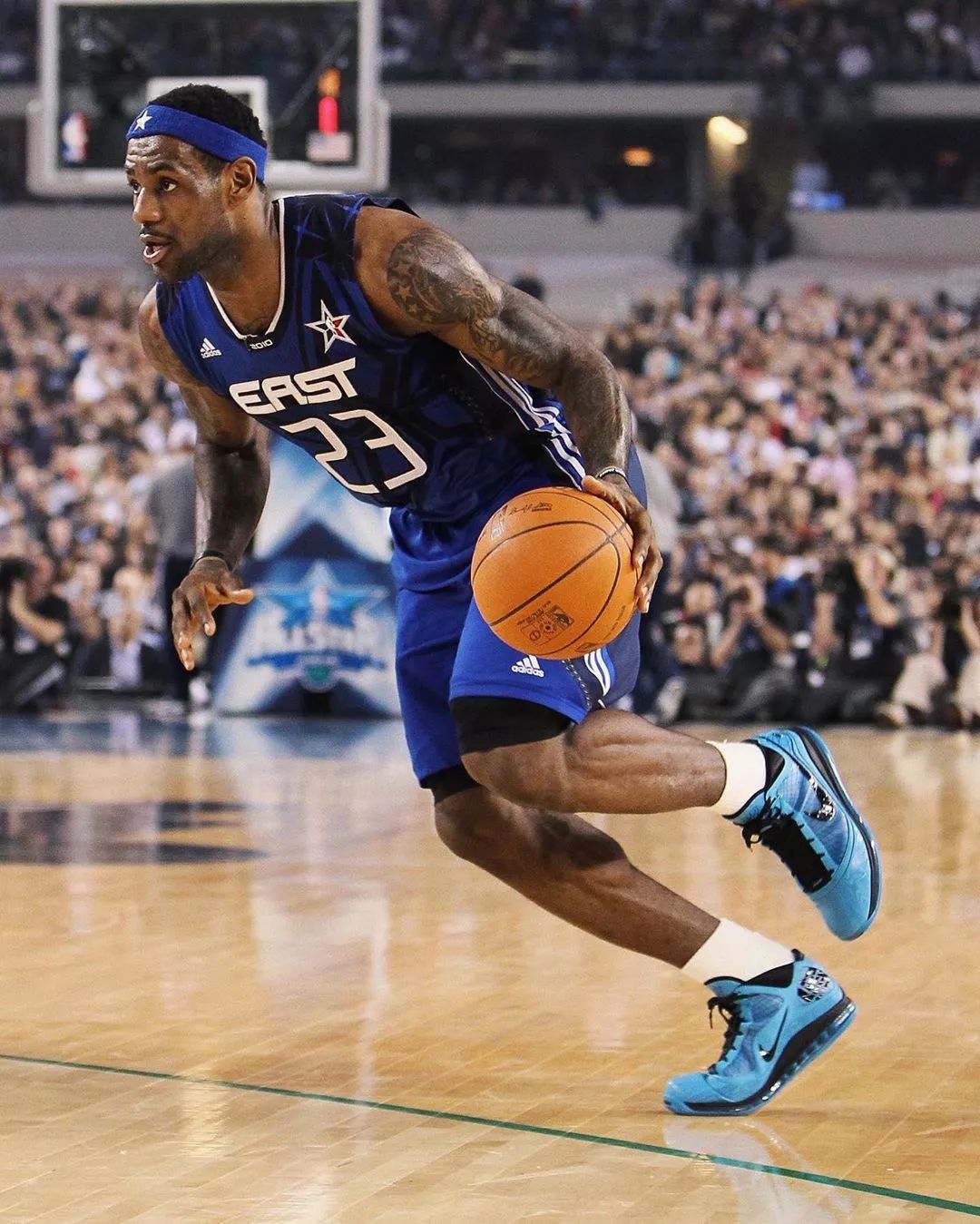 前锋关键时刻破门，球队士气高涨（射手临危建功，全队斗志被点燃）