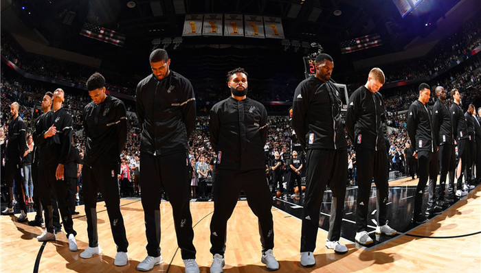 内蒙古多地滑雪场“开板”迎客，冬季旅游迅速升温（内蒙古多地滑雪场陆续开放迎客，冬季旅游热度攀升）