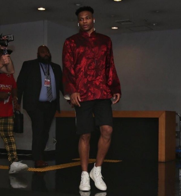 二人再配合！威金顿三分线直接抛传 徐昕顺下隔着邹阳空接摁进！