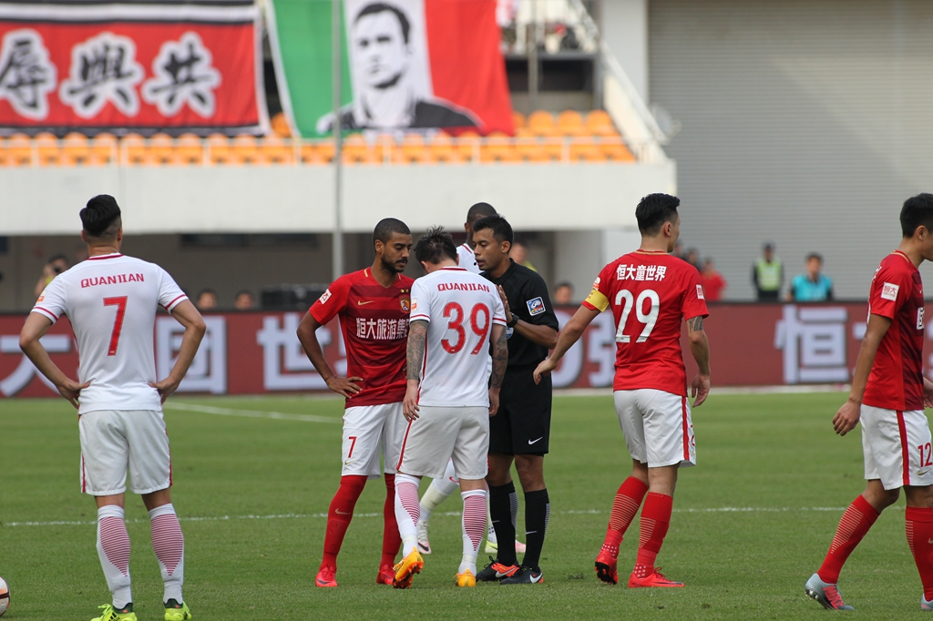 帮助宁波三年冲超，李霄鹏下岗再就业，教练团队薪资或高达千万（李霄鹏重返执教助宁波三年冲超，教练组薪酬或达千万级）