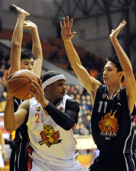 动漫展示欧冠新一轮第一比赛日的结果：（以动漫形式呈现欧冠新一轮首个比赛日赛果）